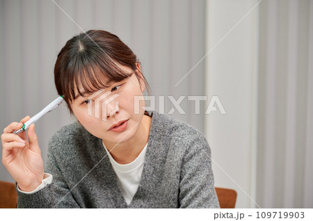 悩む女性　在宅勤務　考える 109719903