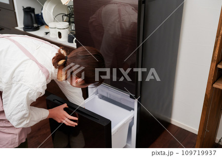 冷蔵庫を開ける女性　料理　家庭 109719937