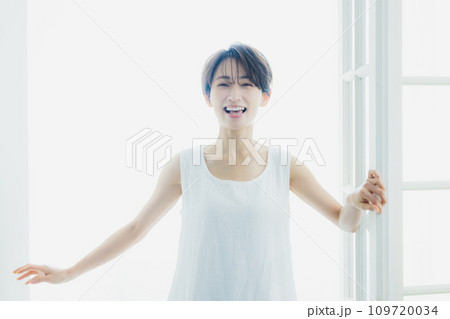 窓辺の女性 窓辺の女性 109720034