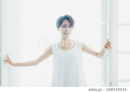 窓辺の女性 窓辺の女性 109720035