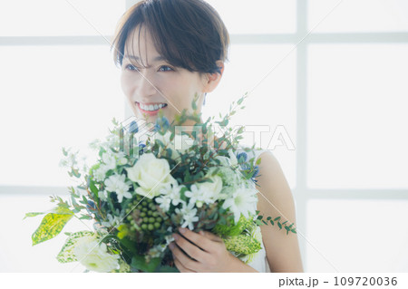 窓辺の女性 窓辺の女性 109720036