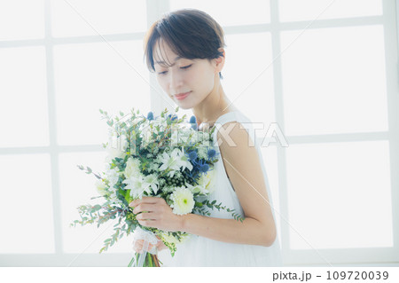 窓辺の女性　 109720039