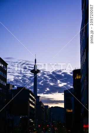 都会の朝、マジックアワー、京都タワーとビルの影がきれい 都会の朝、マジックアワー、京都タワーとビルの影がきれい 109720087