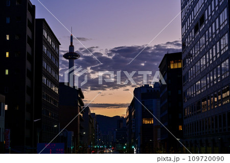 都会の朝、マジックアワー、京都タワーとビルの影がきれい 都会の朝、マジックアワー、京都タワーとビルの影がきれい 109720090