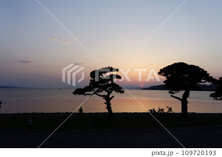 夕暮れの宍道湖にて 夕暮れの宍道湖にて 109720193