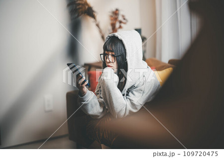 スマホを操作する若い女性 109720475