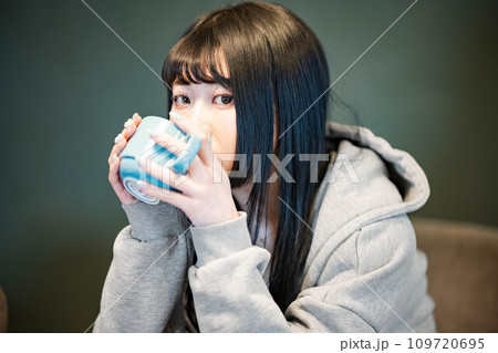 ダイニングテーブルでコーヒーを飲む女性 109720695