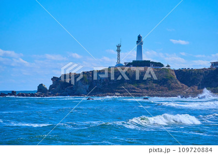 千葉県銚子市の君ヶ浜から犬吠埼灯台を見る 109720884