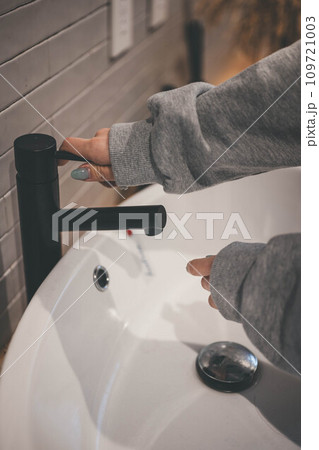 手を洗う女性 109721003