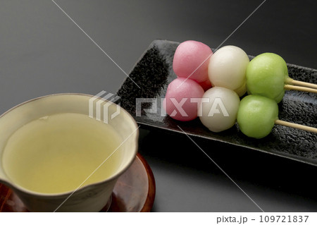 三色団子 黒背景 緑茶 三色団子 黒背景 緑茶 109721837