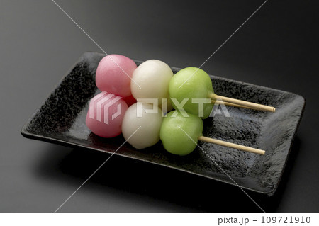 三色団子 黒背景 三色団子 黒背景 109721910