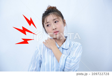 寝違えた女性のイメージ 109722728