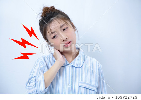寝違えた女性のイメージ 寝違えた女性のイメージ 109722729