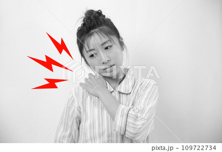 寝違えた女性のイメージ モノクロ 寝違えた女性のイメージ モノクロ 109722734