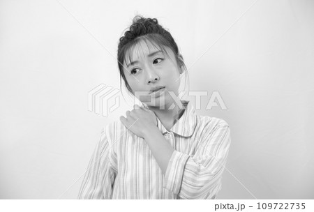 寝違えた女性のイメージ モノクロ 寝違えた女性のイメージ モノクロ 109722735