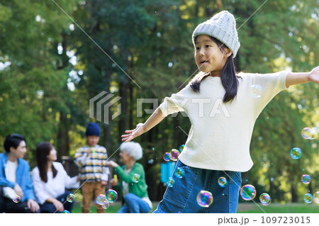 公園で遊ぶ家族 公園で遊ぶ家族 109723015