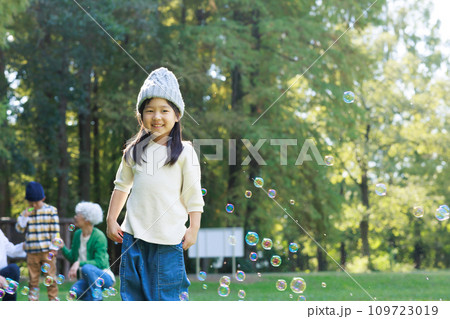 公園で遊ぶ家族 109723019