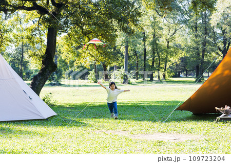公園で凧揚げして遊ぶこども 109723204