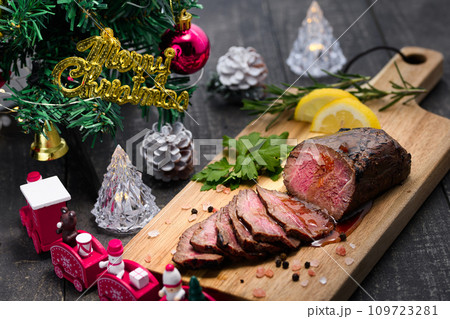 ローストビーフ　クリスマスイメージ 109723281