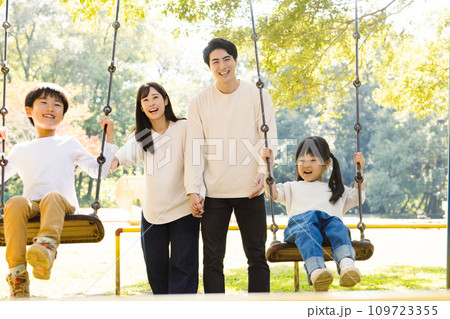 公園で遊ぶ子育て中の家族 109723355
