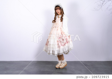 クラシカルロリータの女性 109723915
