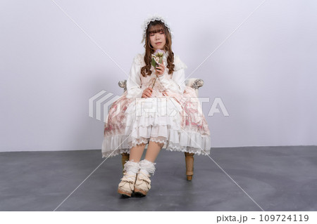 椅子に座るクラシカルロリータの女性 109724119
