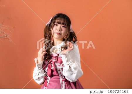 クラシカルロリータの女性 109724162