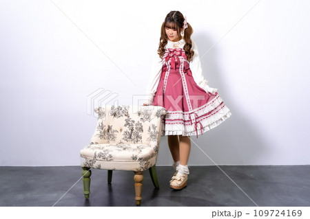 クラシカルロリータの女性 109724169