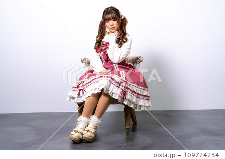 椅子に座るクラシカルロリータの女性 109724234