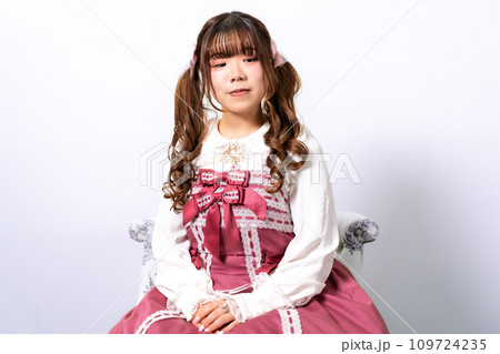 椅子に座るクラシカルロリータの女性 109724235