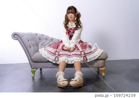 椅子に座るクラシカルロリータの女性 109724239