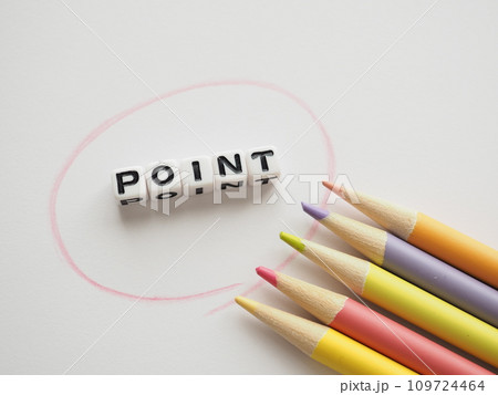 ポイントの文字と色鉛筆　白バック　コピースペース 109724464