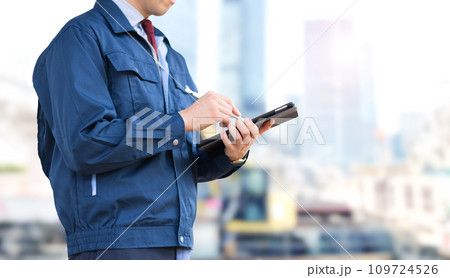 タブレット・作業服の男性 109724526