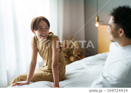 シンプルモダンな寝室_夫婦 109724914