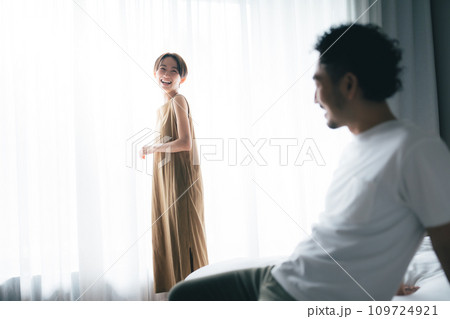 シンプルモダンな寝室_夫婦 109724921