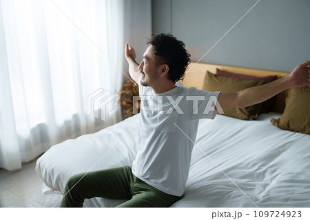 寝起きの男性 寝起きの男性 109724923