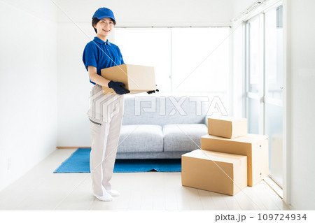 20代女性引越し業者 109724934