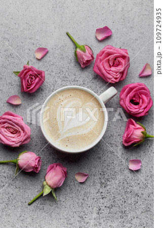 Round frame of pink roses and cup of coffee Round frame of pink roses and cup of coffee 109724935