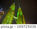 クアラルンプールのペトロナスツインタワー 109725036