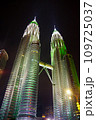 クアラルンプールのペトロナスツインタワー 109725037