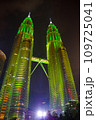 クアラルンプールのペトロナスツインタワー 109725041