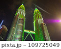 クアラルンプールのペトロナスツインタワー 109725049