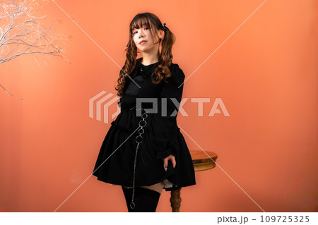 ゴスロリ服の女性 109725325