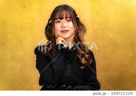ゴスロリ服の女性 ゴスロリ服の女性 109725329