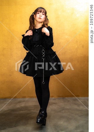 ゴスロリ服の女性 ゴスロリ服の女性 109725346