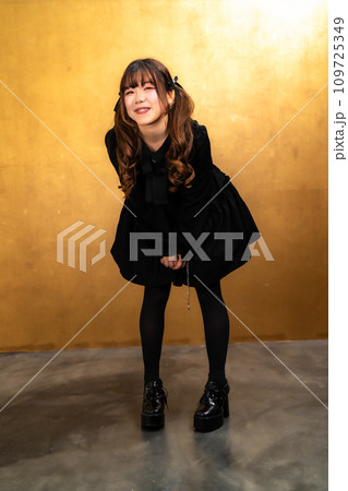 ゴスロリ服の女性 109725349
