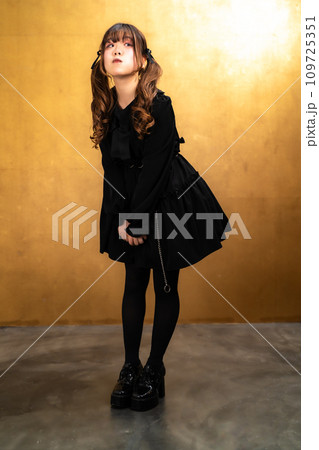 ゴスロリ服の女性 109725351