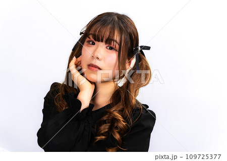 ゴスロリ服の女性 109725377