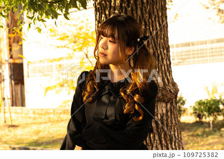 ゴスロリ服の女性 ゴスロリ服の女性 109725382