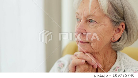 Thinking, anxiety and senior woman with fear, stress or Alzheimer, grief or trauma memory in her home. Stress, memory loss and elderly lady widow with doubt, dementia or depression, sad or mourning 109725740